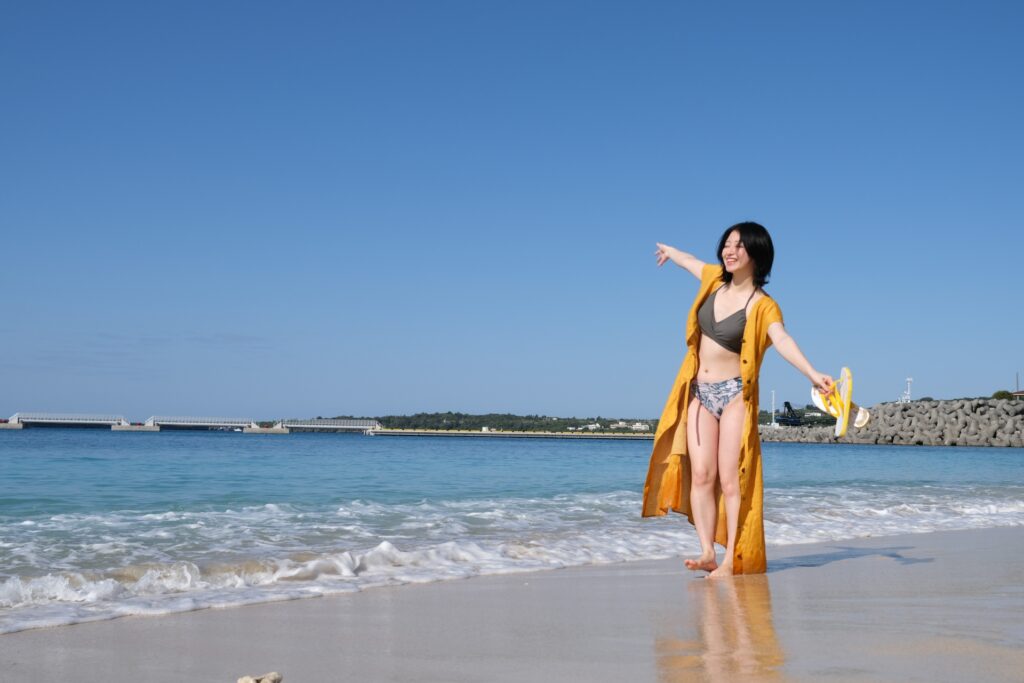 沖縄の海を満喫する女性