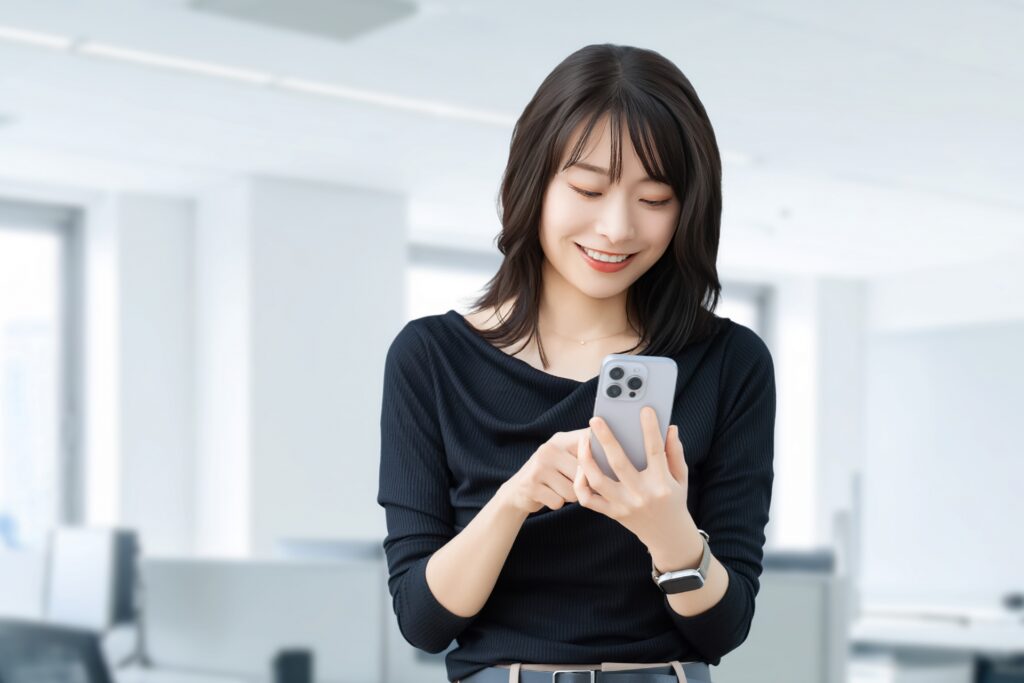 嬉しそうにスマホを眺める女性
