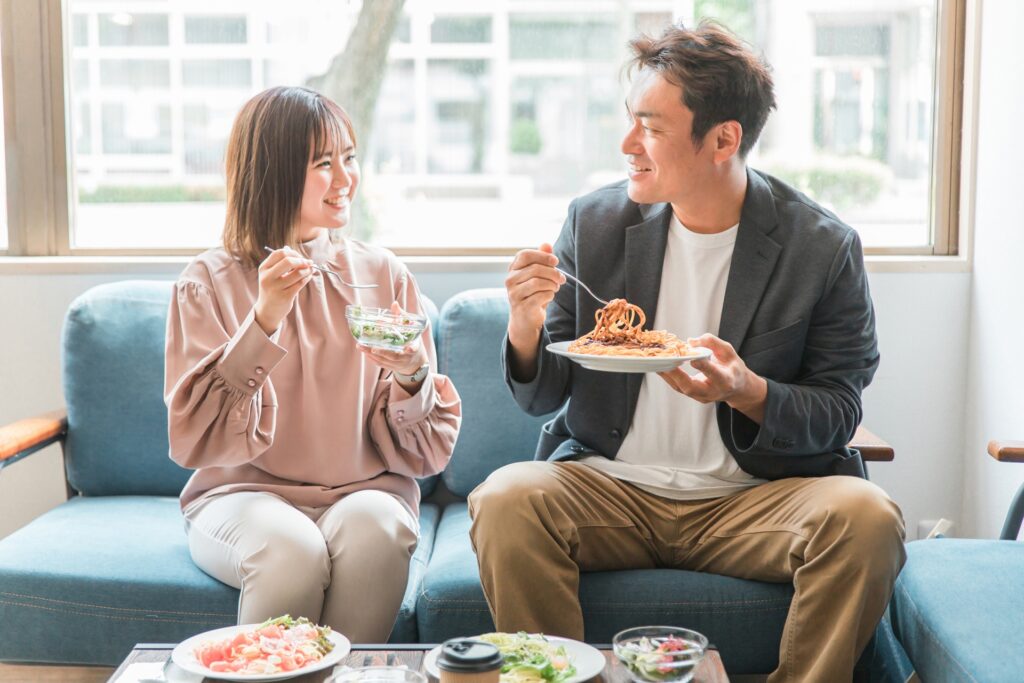 レストランでランチを食べる男女