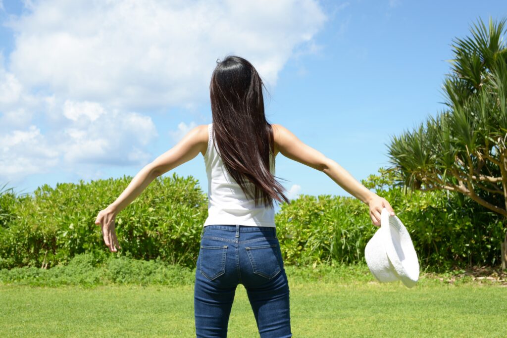 自然の中でくつろぐ女性