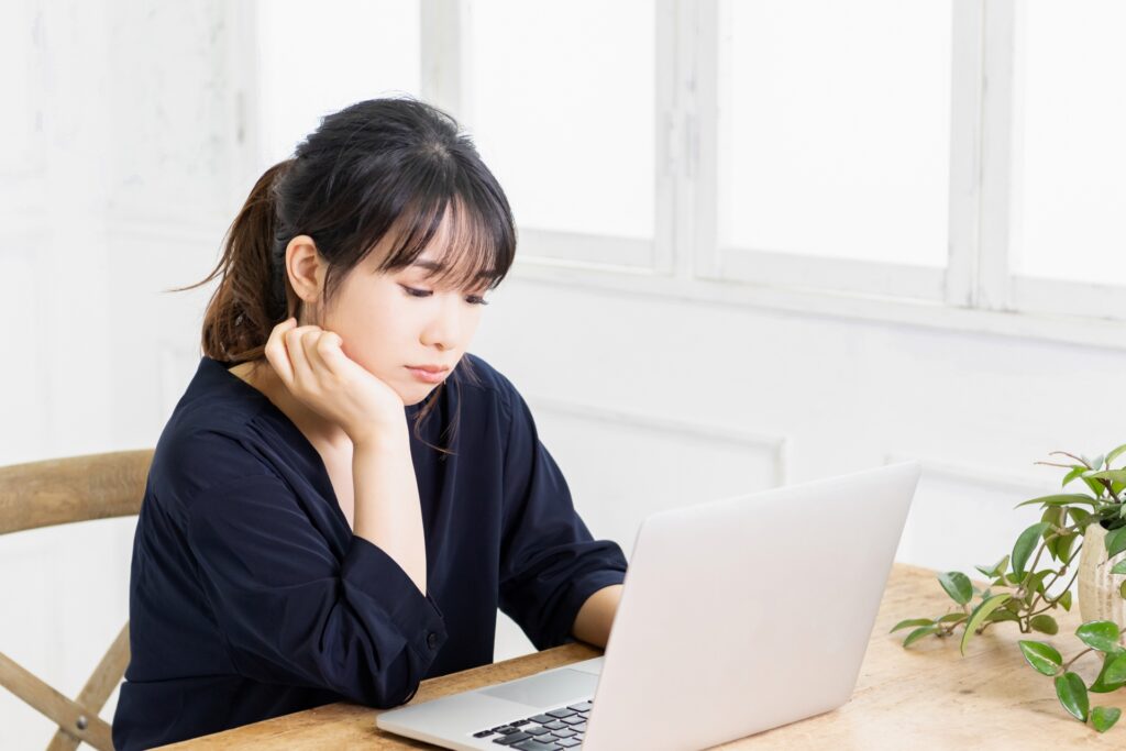 考え事をする若い女性