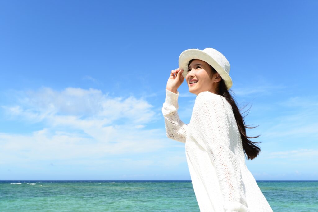南国沖縄の美しいビーチで寛ぐ女性