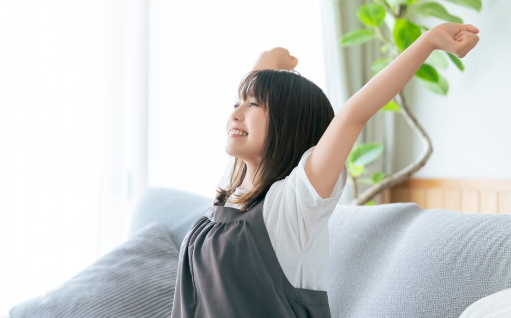 腕を伸ばしてリラックスする女性